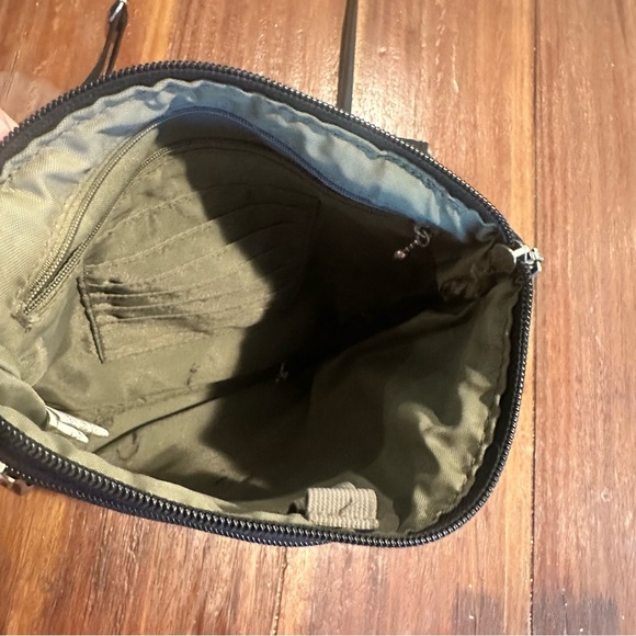 Baggallini Black Lightweight Crossbody Purse Bag - Picture 5 of 6